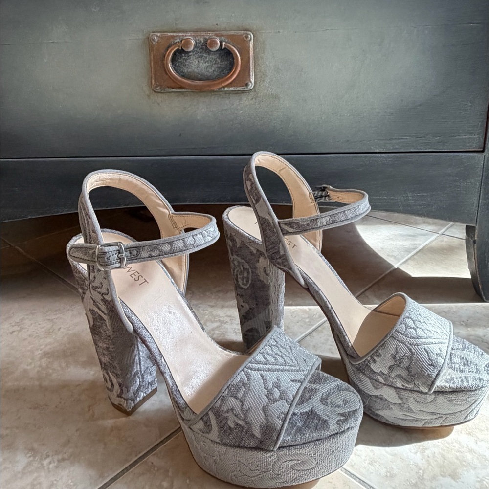 Nine West Gray Floral Platform Sandals Size 8 1/2 NEW!